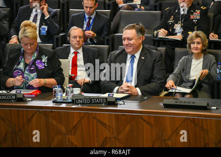 Brüssel, Belgien. 4. Dez 2018. Us-Staat Mike Pompeo, Mitte, während des Nordatlantischen Rates in Georgien und der Ukraine in der NATO-Zentrale 4. Dezember 2018 in Brüssel, Belgien. Credit: Planetpix/Alamy leben Nachrichten Stockfoto