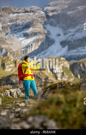 Hübsche, junge weibliche Wanderer Wandern im Hochgebirge (flachen DOF) Stockfoto