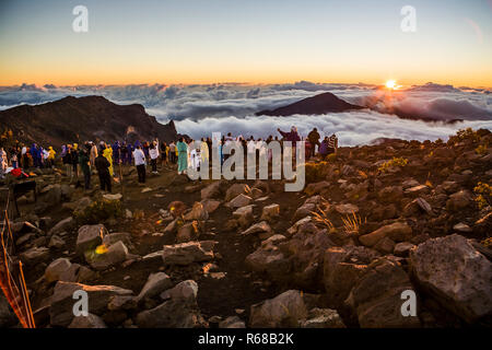 Eine große Gruppe von Menschen Sie den Sonnenaufgang auf dem Vulkan Haleakala auf Maui, Hawaii Stockfoto