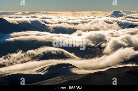 Wolken über Haleakala Krater und die umliegenden Berge, von oben Haleakala, Maui, Hawaii, USA gesehen. Stockfoto