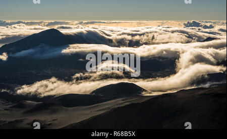 Wolken über Haleakala Krater und die umliegenden Berge, von oben Haleakala, Maui, Hawaii, USA gesehen. Stockfoto