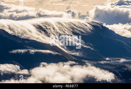 Wolken über Haleakala Krater und die umliegenden Berge, von oben Haleakala, Maui, Hawaii, USA gesehen. Stockfoto