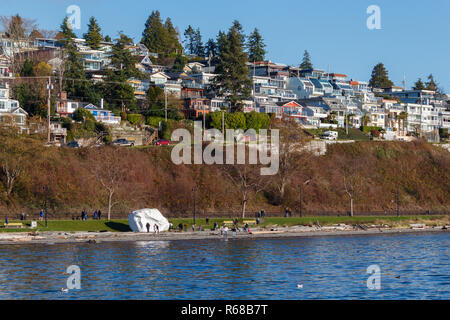 White Rock, Kanada - ca. 2018, Häuser am Meer Stockfoto