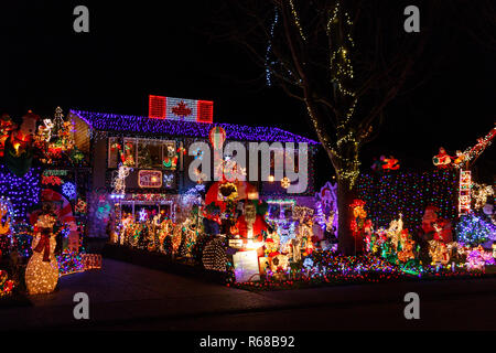 White Rock, Kanada - ca. 2018, Weihnachtsbeleuchtung vor einem Haus Stockfoto