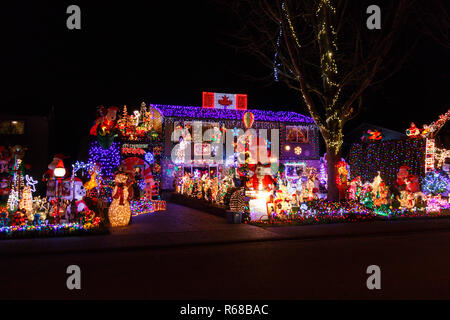 White Rock, Kanada - ca. 2018, Weihnachtsbeleuchtung vor einem Haus Stockfoto