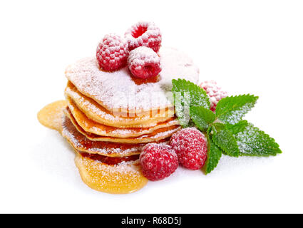 Pfannkuchen mit Himbeeren und Honig oder Ahornsirup. Auf weissem Hintergrund. Stockfoto