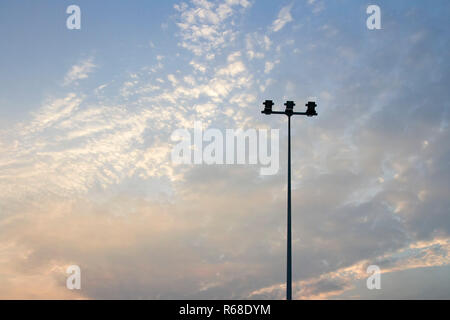 Licht Post mit blauer Himmel und Licht auf Everning Stockfoto