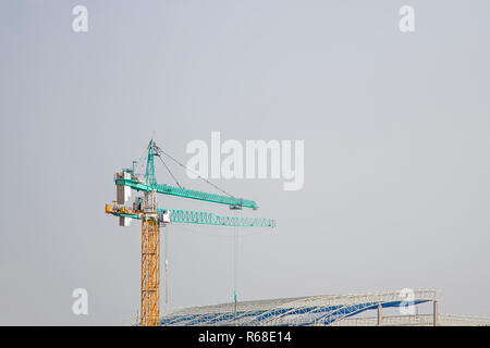 Krane in Grün auf Tageslicht und Arbeiten Stockfoto