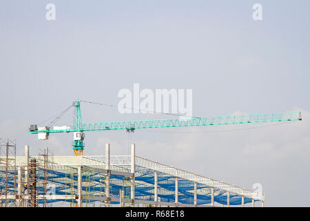 Krane in Grün auf Tageslicht und Arbeiten Stockfoto