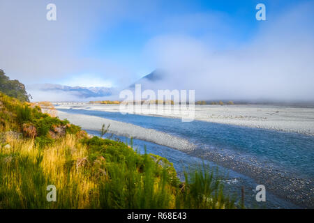 Gelbe Wald und Fluss in Neuseeland Berge Stockfoto