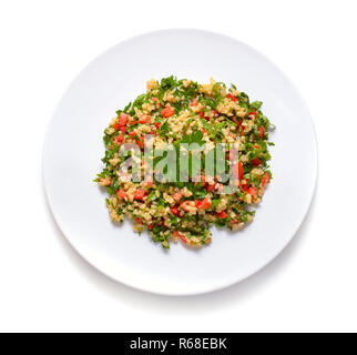 Tabbouleh mit burghul Salat oder Bulgur. Auf weiße Platte. Stockfoto