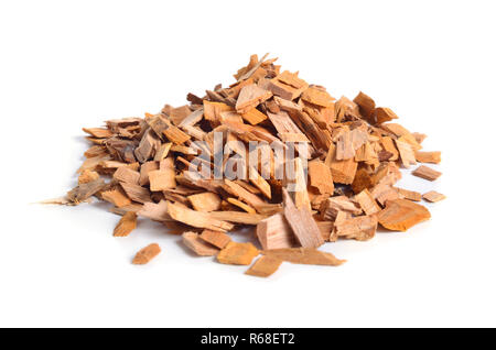 Alder Wood Chips auf weißem Hintergrund. Stockfoto