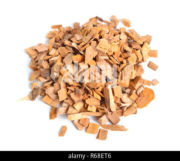 Alder Wood Chips auf weißem Hintergrund. Stockfoto