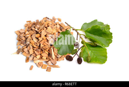 Alder Wood Chips mit Anlage auf weißem Hintergrund. Stockfoto