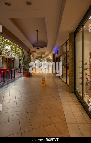 Irene Village Mall, ein modernes Einkaufszentrum mit Werken der Kunst, Pretoria, Südafrika Stockfoto