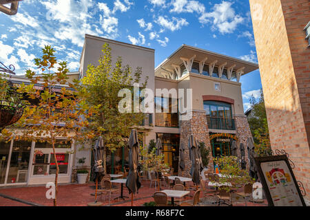 Irene Village Mall, ein modernes Einkaufszentrum mit Werken der Kunst, Pretoria, Südafrika Stockfoto