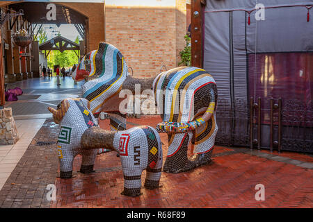 Irene Village Mall, ein modernes Einkaufszentrum mit Werken der Kunst, Pretoria, Südafrika Stockfoto