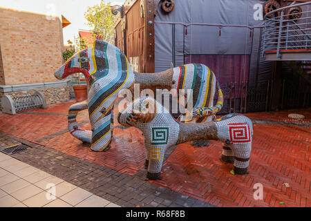 Irene Village Mall, ein modernes Einkaufszentrum mit Werken der Kunst, Pretoria, Südafrika Stockfoto