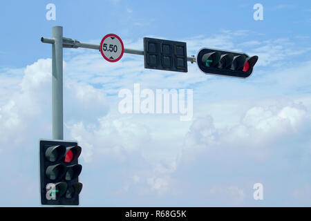 Ampel und Namensschild Begrenzung der Höhe auf blauen Himmel Hintergrund Stockfoto