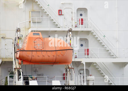 Notfall orange boat auf ein großes weißes Schiff. Stockfoto