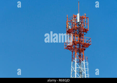 Handy Kommunikation Turm Getriebe Signal mit blauer Himmel und Antenne Stockfoto