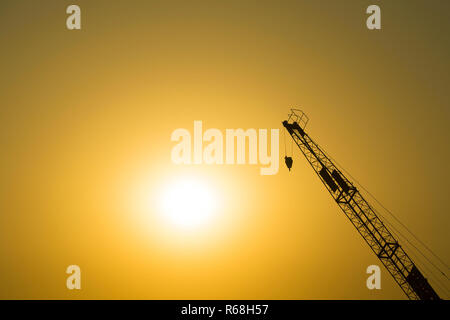 Zwei Kräne in Abend und Sun sky Stockfoto