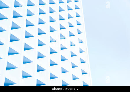 Ecke des Gebäudes gibt es viele Dreiecke. Stockfoto