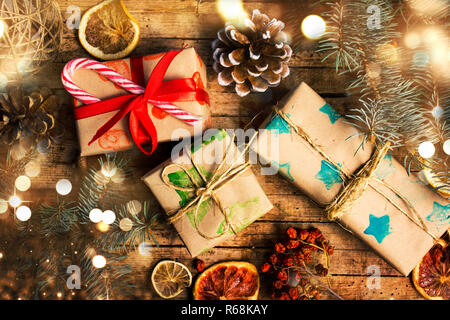 Aufgewickelte Weihnachtsgeschenke und Dekorationen, Ansicht von oben Stockfoto