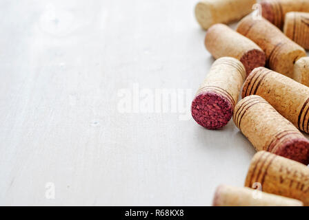 Satz der benutzten Wein Flasche Korken, in Nahaufnahme mit weißer Oberfläche als Kopie Platz gesehen auf der linken Seite Stockfoto