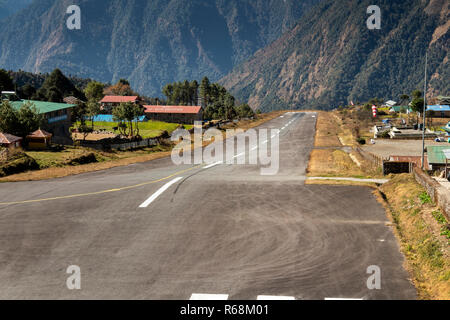 Nepal, Lukla, Flughafen, steil abfallenden Berg Start- und Landebahn Stockfoto