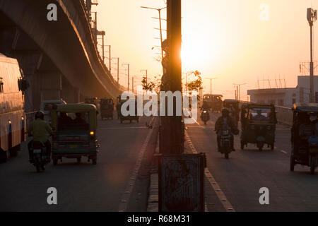 Auto-rikschas und Verkehr auf Überführung bei Sonnenuntergang in Jaipur, Rajasthan, Indien Stockfoto