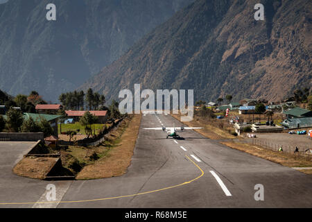 Nepal, Lukla, Flughafen, Tara Air Dornier 228-212 Flugzeuge, die aus großer Höhe Start- und Landebahn Stockfoto