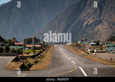 Nepal, Lukla, Flughafen, Tara Air Dornier 228-212 Flugzeuge, die aus großer Höhe Start- und Landebahn Stockfoto