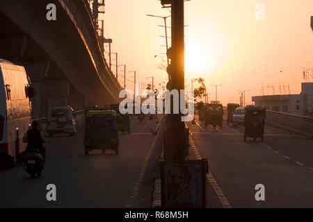 Auto-rikschas und Verkehr auf Überführung bei Sonnenuntergang in Jaipur, Rajasthan, Indien Stockfoto