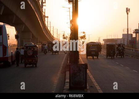 Auto-rikschas und Verkehr auf Überführung bei Sonnenuntergang in Jaipur, Rajasthan, Indien Stockfoto