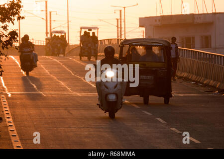 Auto-rikschas und Verkehr auf Überführung bei Sonnenuntergang in Jaipur, Rajasthan, Indien Stockfoto