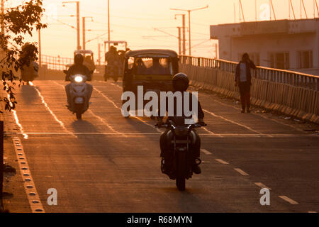 Auto-rikschas und Verkehr auf Überführung bei Sonnenuntergang in Jaipur, Rajasthan, Indien Stockfoto