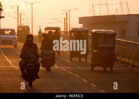 Auto-rikschas und Verkehr auf Überführung bei Sonnenuntergang in Jaipur, Rajasthan, Indien Stockfoto