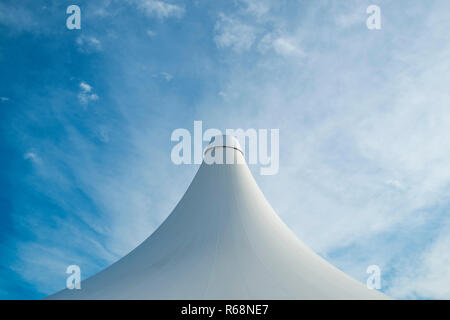 White detail Big Top Zelt vor einem blauen ein bewölkter Himmel, Alicante, Costa Blanca, Spanien, Europa Stockfoto