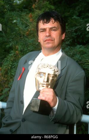 UNIVERSAL CITY, CA - 21. März: Regisseur Neil Jordan besucht die 24. jährliche Britische Akademie der Film- und TV-Arts (BAFTA) Auszeichnungen - Los Angeles Zeremonie am 21. März 1993 in den Universal Studios in Universal City, Kalifornien. Foto von Barry King/Alamy Stock Foto Stockfoto