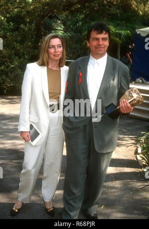 UNIVERSAL CITY, CA - 21. März: Regisseur Neil Jordan und Brenda Rawn der 24. jährliche Britische Akademie der Film- und TV-Arts (BAFTA) Auszeichnungen - Los Angeles Zeremonie am 21. März 1993 sorgen in den Universal Studios in Universal City, Kalifornien. Foto von Barry King/Alamy Stock Foto Stockfoto