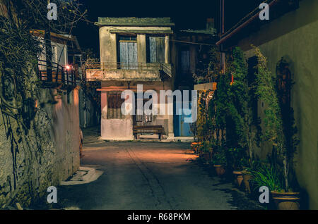 Nacht Blick auf eine kleine Gasse in einem traditionellen Dorf auf Kreta. Stockfoto