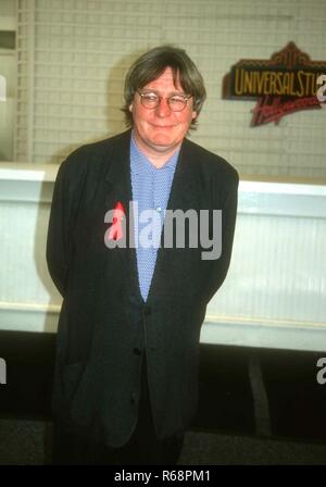 UNIVERSAL CITY, CA - 21. März: Regisseur Alan Parker besucht die 24. jährliche Britische Akademie der Film- und TV-Arts (BAFTA) Auszeichnungen - Los Angeles Zeremonie am 21. März 1993 in den Universal Studios in Universal City, Kalifornien. Foto von Barry King/Alamy Stock Foto Stockfoto