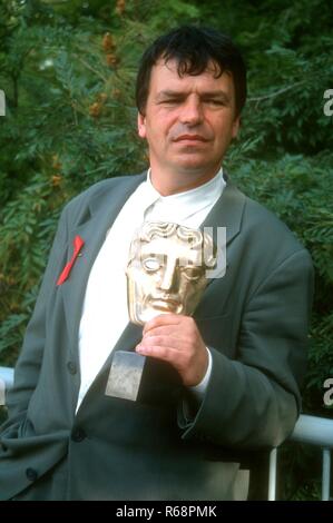 UNIVERSAL CITY, CA - 21. März: Regisseur Neil Jordan besucht die 24. jährliche Britische Akademie der Film- und TV-Arts (BAFTA) Auszeichnungen - Los Angeles Zeremonie am 21. März 1993 in den Universal Studios in Universal City, Kalifornien. Foto von Barry King/Alamy Stock Foto Stockfoto