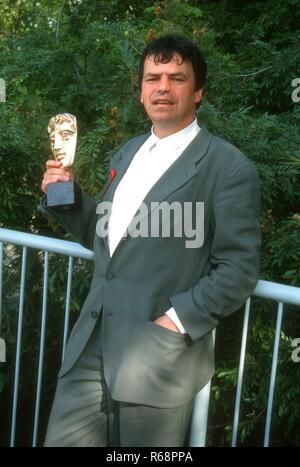 UNIVERSAL CITY, CA - 21. März: Regisseur Neil Jordan besucht die 24. jährliche Britische Akademie der Film- und TV-Arts (BAFTA) Auszeichnungen - Los Angeles Zeremonie am 21. März 1993 in den Universal Studios in Universal City, Kalifornien. Foto von Barry King/Alamy Stock Foto Stockfoto