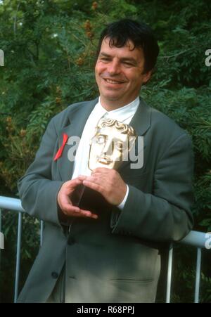 UNIVERSAL CITY, CA - 21. März: Regisseur Neil Jordan besucht die 24. jährliche Britische Akademie der Film- und TV-Arts (BAFTA) Auszeichnungen - Los Angeles Zeremonie am 21. März 1993 in den Universal Studios in Universal City, Kalifornien. Foto von Barry King/Alamy Stock Foto Stockfoto