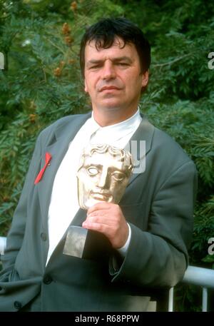 UNIVERSAL CITY, CA - 21. März: Regisseur Neil Jordan besucht die 24. jährliche Britische Akademie der Film- und TV-Arts (BAFTA) Auszeichnungen - Los Angeles Zeremonie am 21. März 1993 in den Universal Studios in Universal City, Kalifornien. Foto von Barry King/Alamy Stock Foto Stockfoto