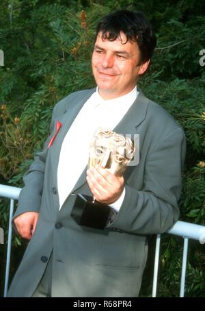 UNIVERSAL CITY, CA - 21. März: Regisseur Neil Jordan besucht die 24. jährliche Britische Akademie der Film- und TV-Arts (BAFTA) Auszeichnungen - Los Angeles Zeremonie am 21. März 1993 in den Universal Studios in Universal City, Kalifornien. Foto von Barry King/Alamy Stock Foto Stockfoto