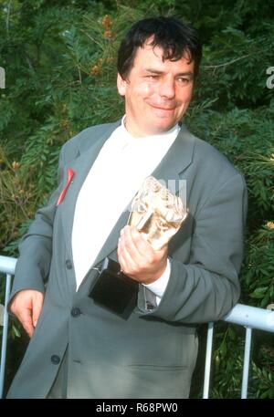 UNIVERSAL CITY, CA - 21. März: Regisseur Neil Jordan besucht die 24. jährliche Britische Akademie der Film- und TV-Arts (BAFTA) Auszeichnungen - Los Angeles Zeremonie am 21. März 1993 in den Universal Studios in Universal City, Kalifornien. Foto von Barry King/Alamy Stock Foto Stockfoto