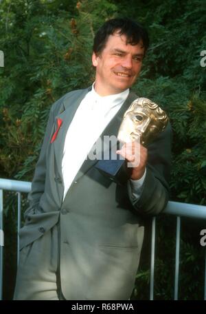 UNIVERSAL CITY, CA - 21. März: Regisseur Neil Jordan besucht die 24. jährliche Britische Akademie der Film- und TV-Arts (BAFTA) Auszeichnungen - Los Angeles Zeremonie am 21. März 1993 in den Universal Studios in Universal City, Kalifornien. Foto von Barry King/Alamy Stock Foto Stockfoto